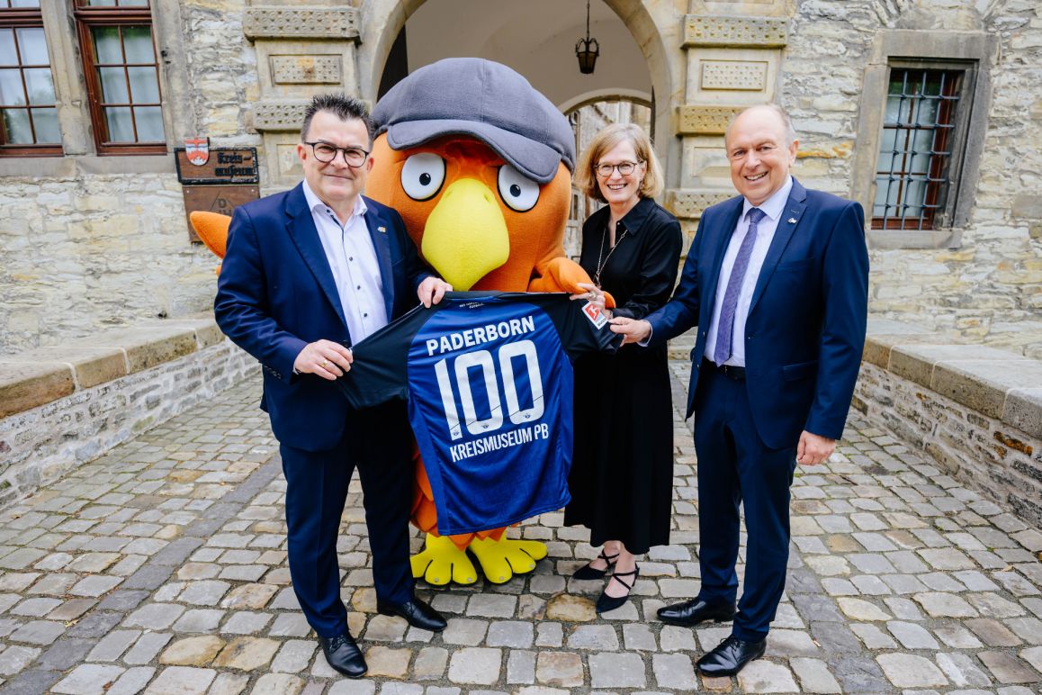 Martin Hornberger, Geschäftsführer SC Paderborn 07, überreicht ein Trikot!